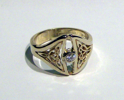 Triskele Ring Diamond