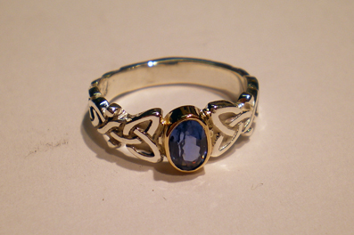 Dianne Loveknot 7mm with no Borders set with a Gold Bezel and Cornflowed blue Sapphire