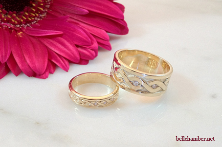 Double Knot rings in Gold with 3 small diamonds in each