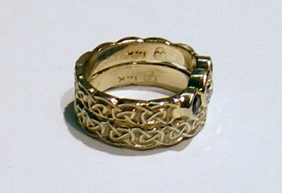 Side view of the Gorely Triskele Wedding set
