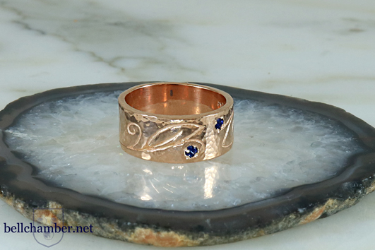 Hammered Ring in Rose Gold with sapphires