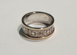 Art Nouveau thistle ring with triskele in white gold with raised yellow gold borders