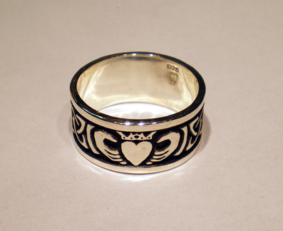 Claddagh with Dimma Loveknot 10mm wide.
