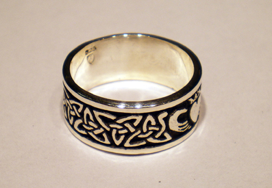 Side View of the Triskele Claddaugh ring.